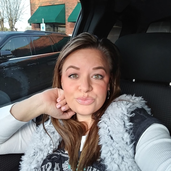 Meet your Posher, Erin - Picture 1 of 1